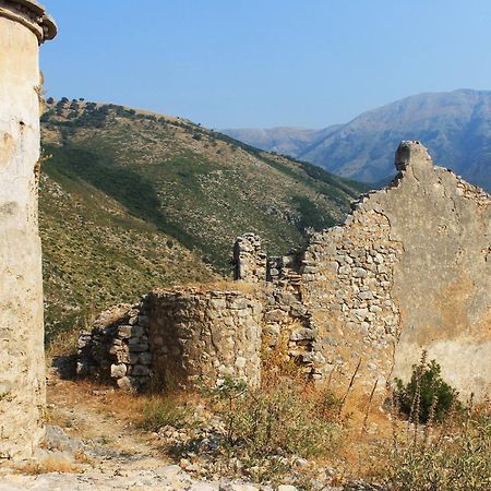 Mpolanos Guesthouse Himare Exteriör bild