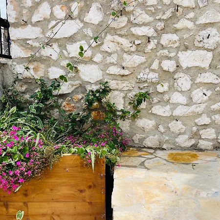 Mpolanos Guesthouse Himare Exteriör bild
