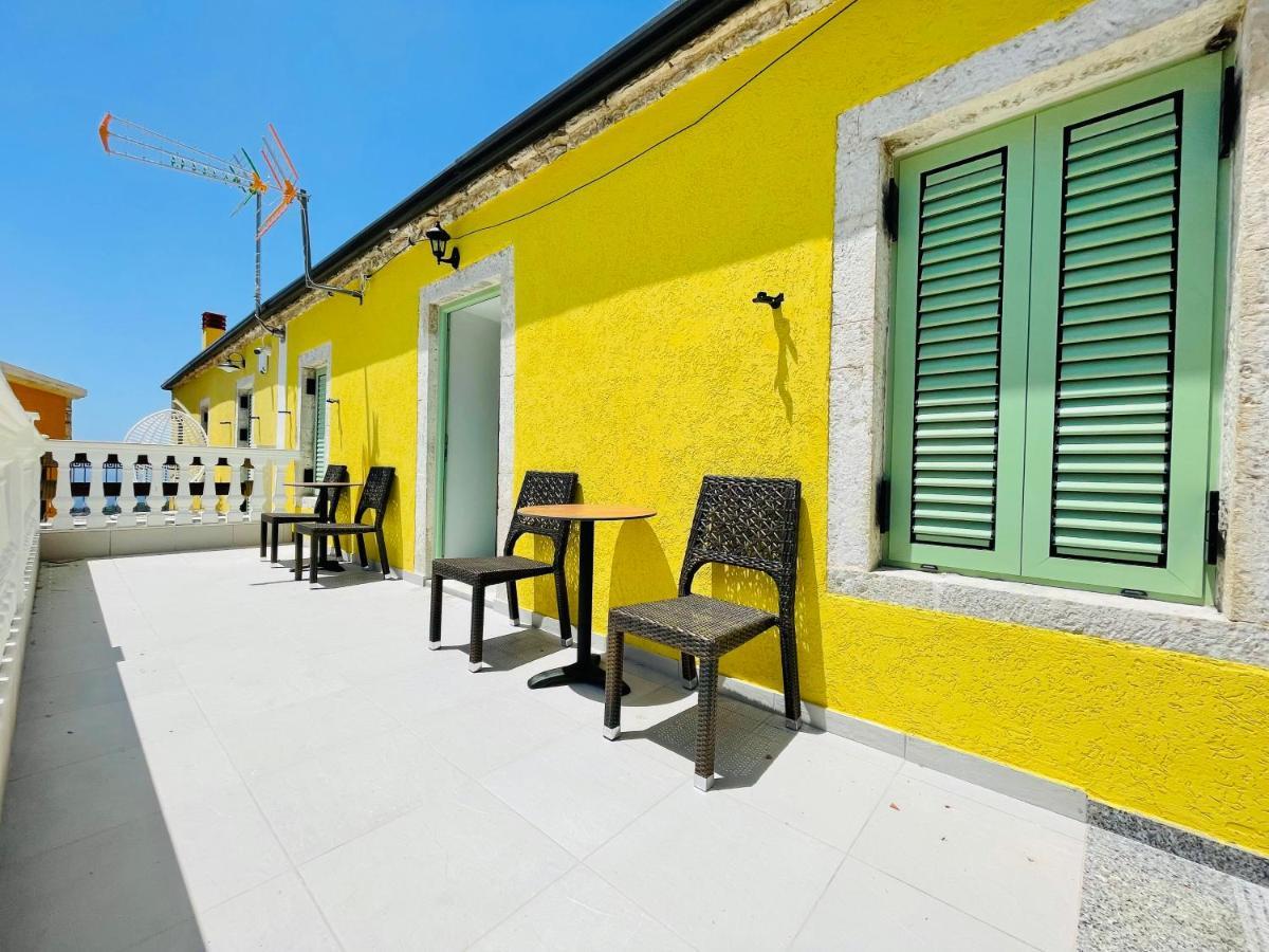 Mpolanos Guesthouse Himare Exteriör bild