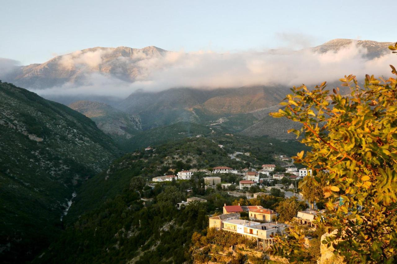 Mpolanos Guesthouse Himare Exteriör bild