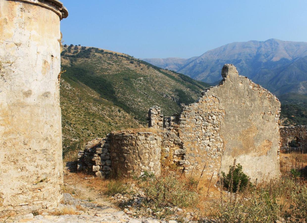 Mpolanos Guesthouse Himare Exteriör bild