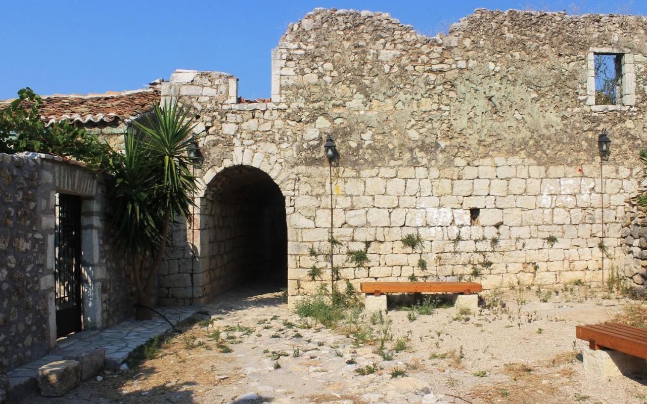 Mpolanos Guesthouse Himare Exteriör bild