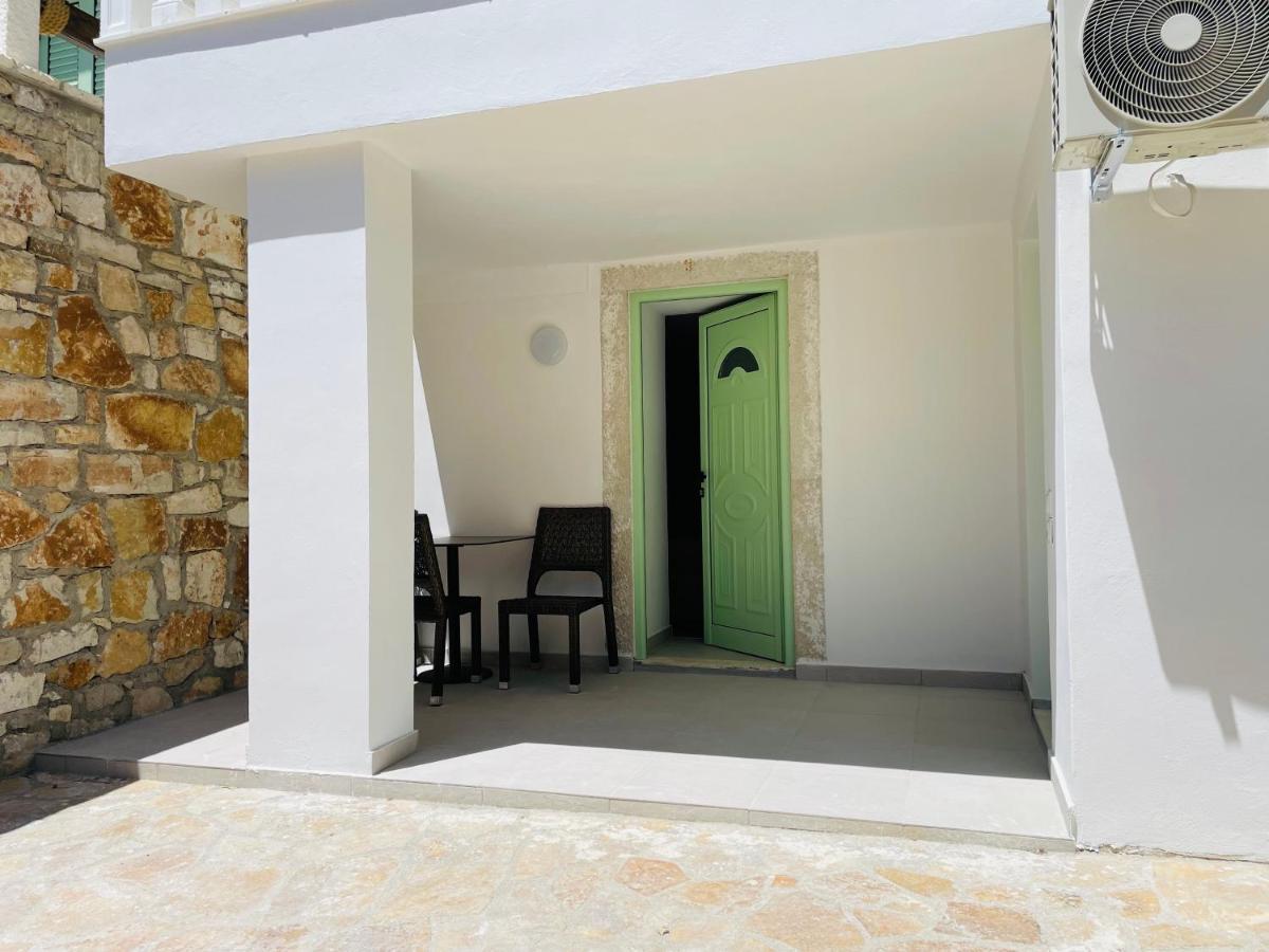 Mpolanos Guesthouse Himare Exteriör bild