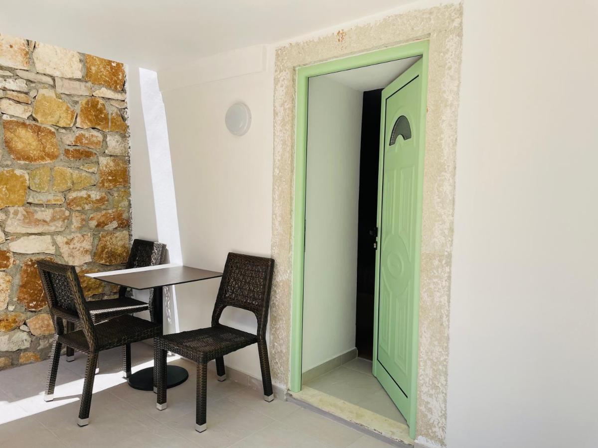 Mpolanos Guesthouse Himare Exteriör bild