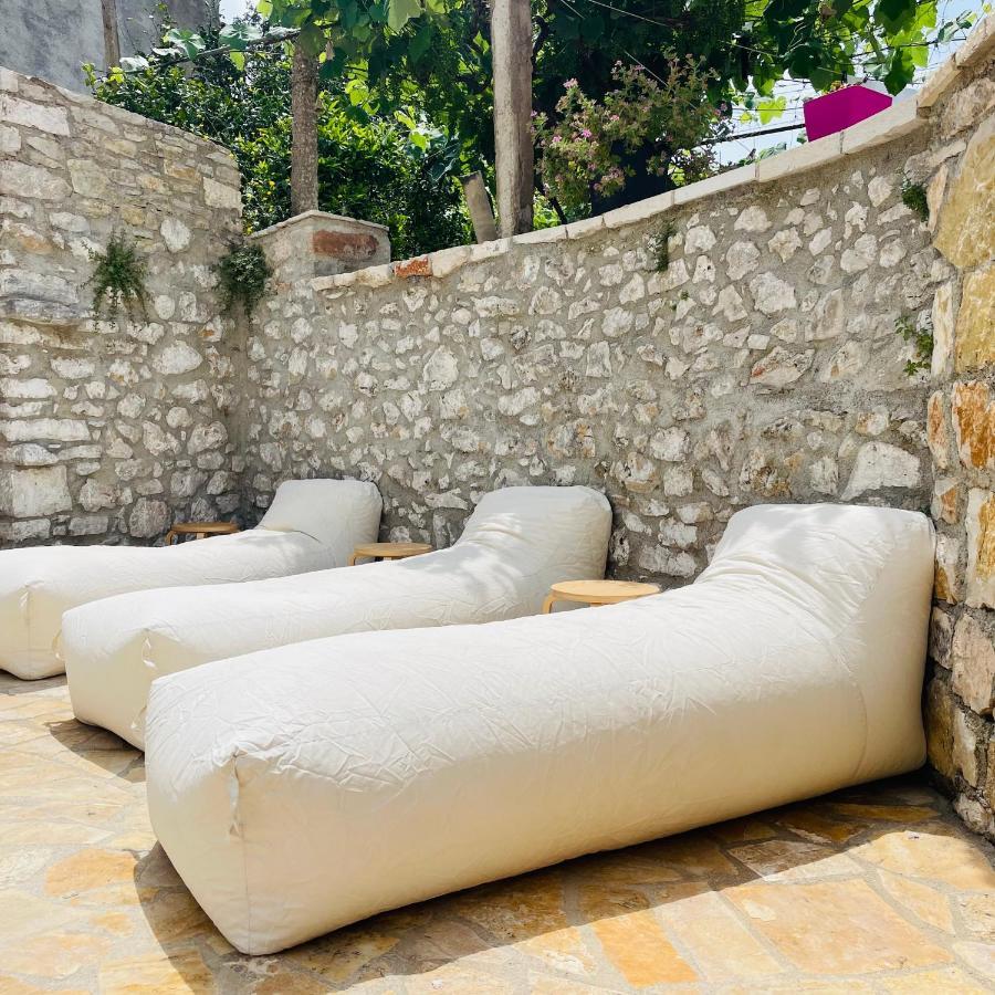 Mpolanos Guesthouse Himare Exteriör bild
