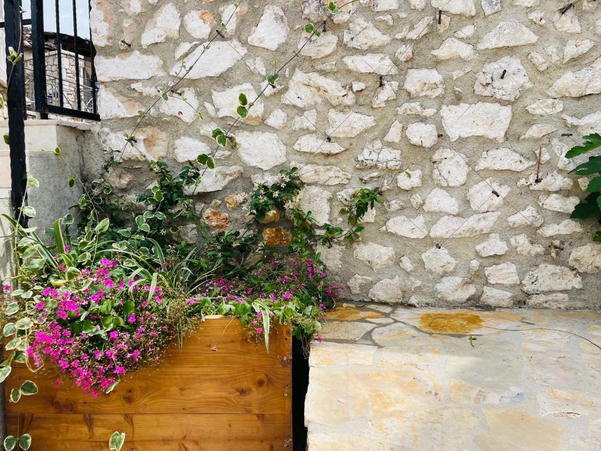 Mpolanos Guesthouse Himare Exteriör bild