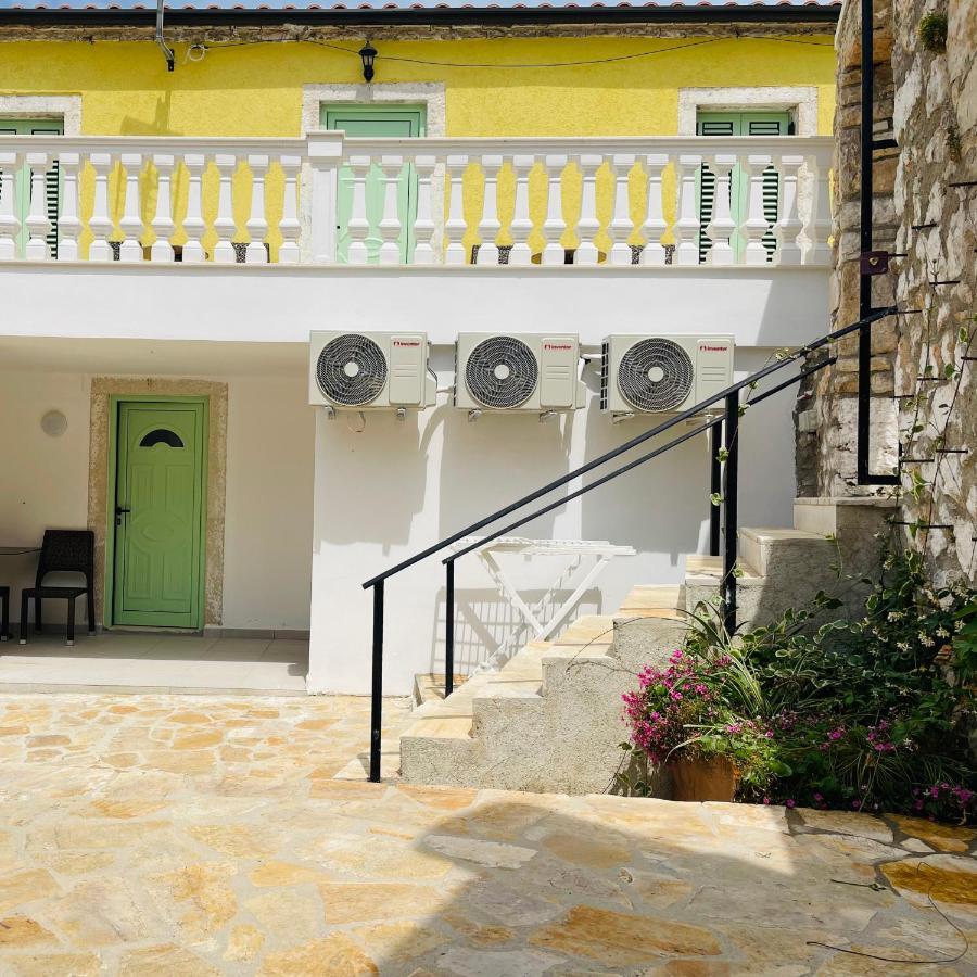 Mpolanos Guesthouse Himare Exteriör bild