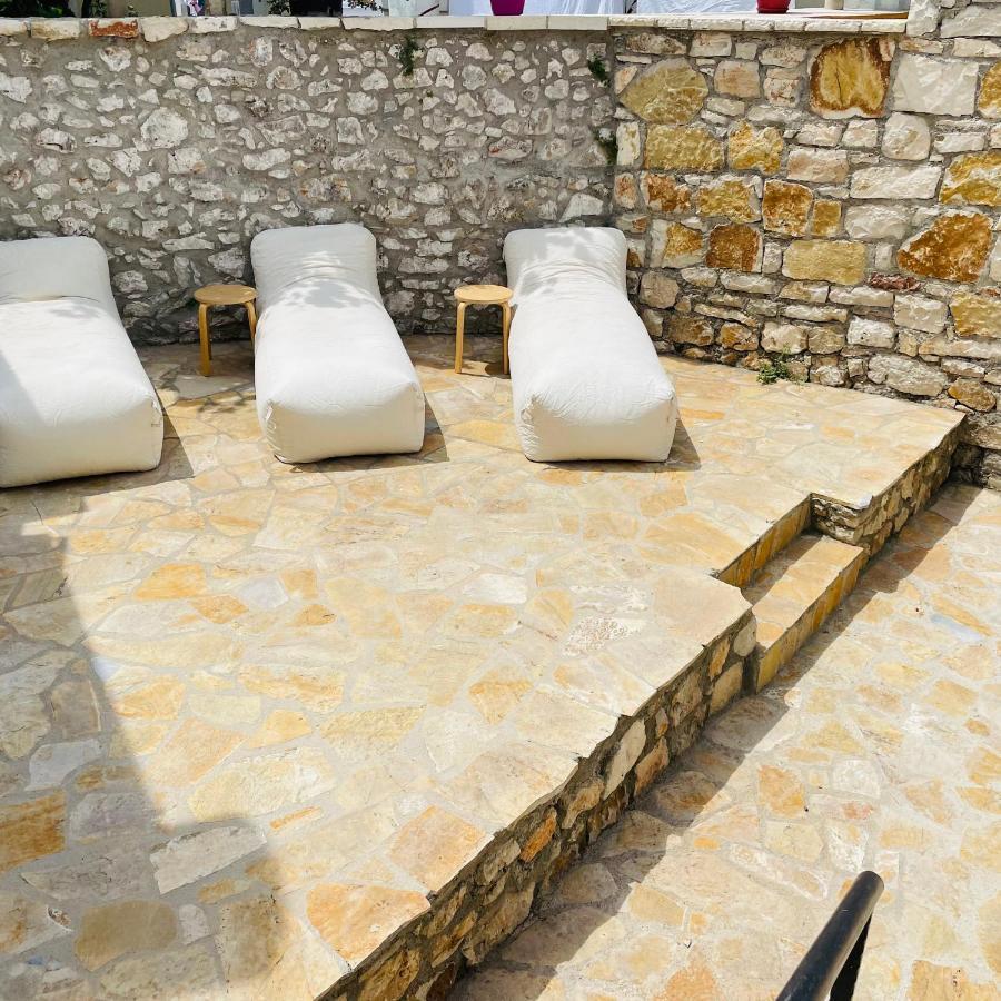 Mpolanos Guesthouse Himare Exteriör bild