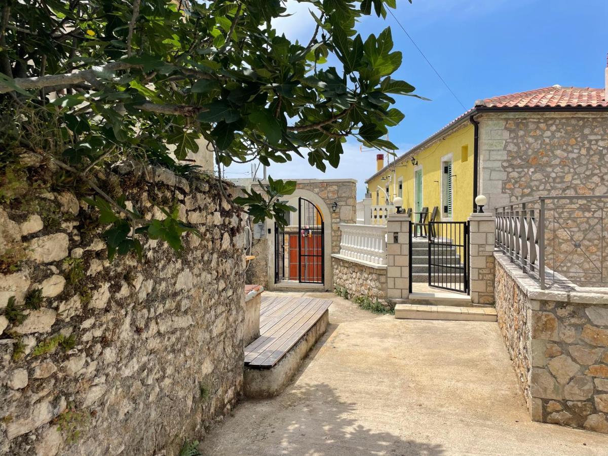Mpolanos Guesthouse Himare Exteriör bild